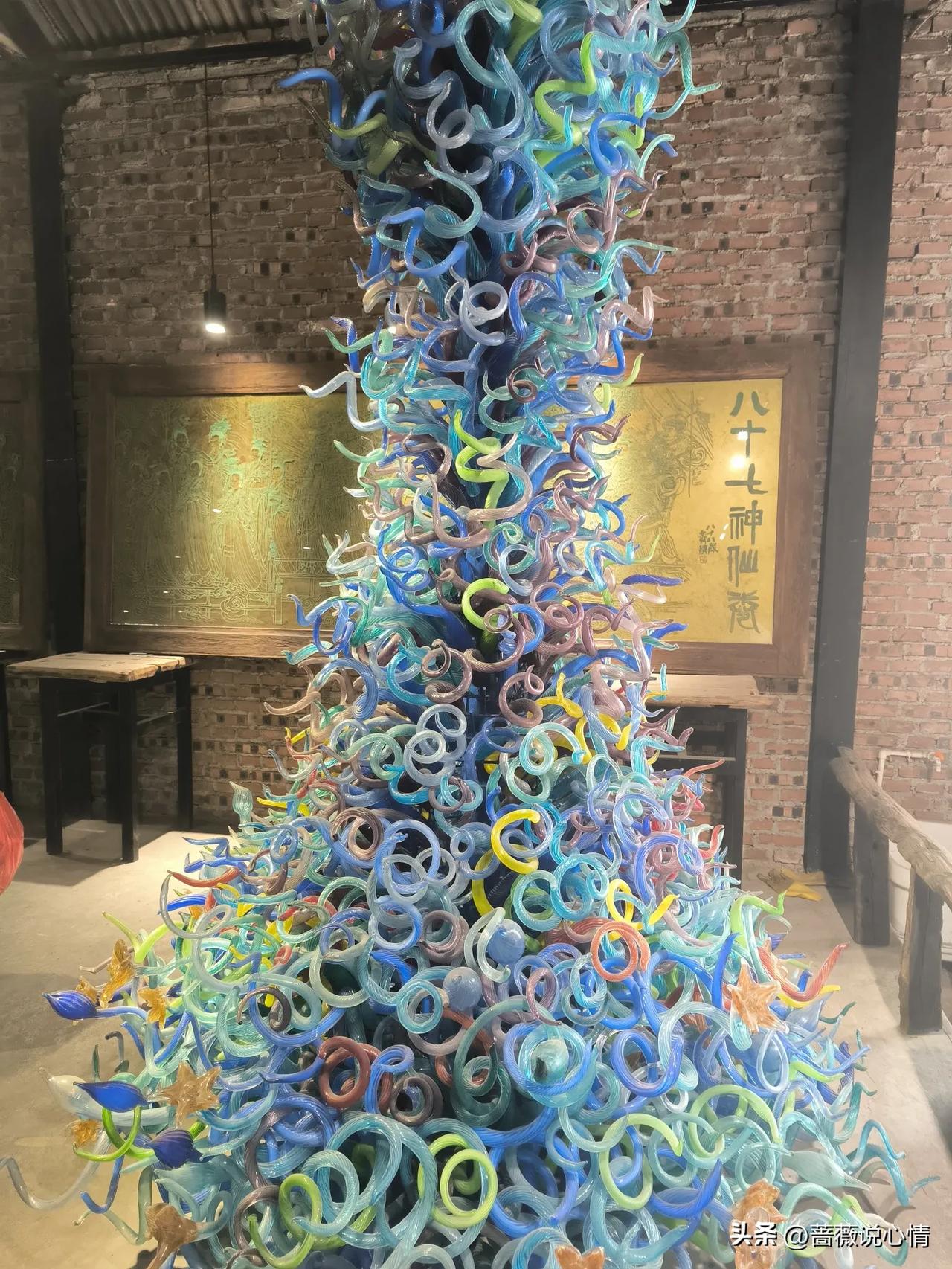 因为一句话她就生气了

我们一行人去自助餐厅吃中饭，大家自觉排队拿餐盘取地方特色