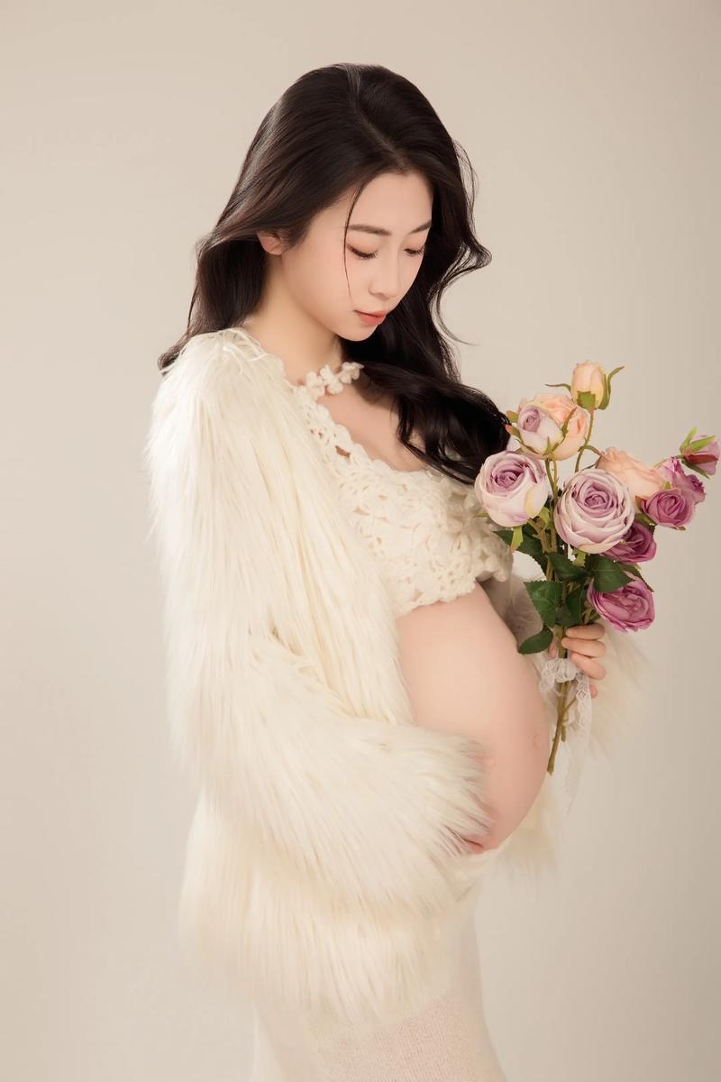 有个阿姨见我老婆肚子大，
问我老婆，
你要二胎啊？
你是不是工资很高？

老婆回