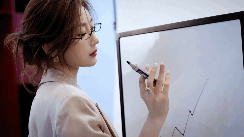 毛晓彤这组完全妈咪级别谁还没被毛晓彤这组新物料惊艳到😍浅色休闲西装搭配黑色连衣