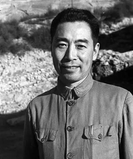 周恩来离开黄埔军校的时候，只有一位学生敢专门来送行，这是比较难得的。后来这名学生