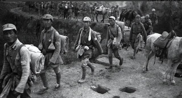 1936年，秦基伟被马家军俘虏后，隐瞒身份，谁知，叛徒却大喊：“他是团长，不是伙