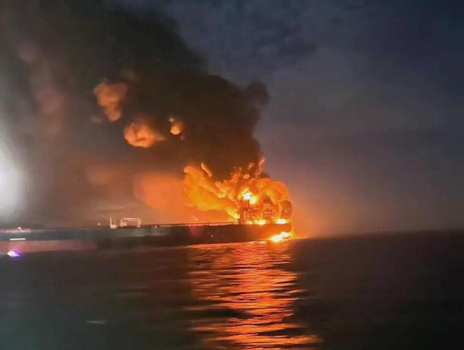 太突然！全世界都不敢相信，土耳其的油轮竟然被袭击了，但奇怪的是，地点并不在霍尔木