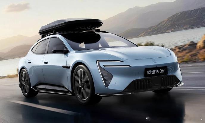 阿维塔06T推出纯电版和增程版共4款车型，预售价22.99-27.99万元，外观