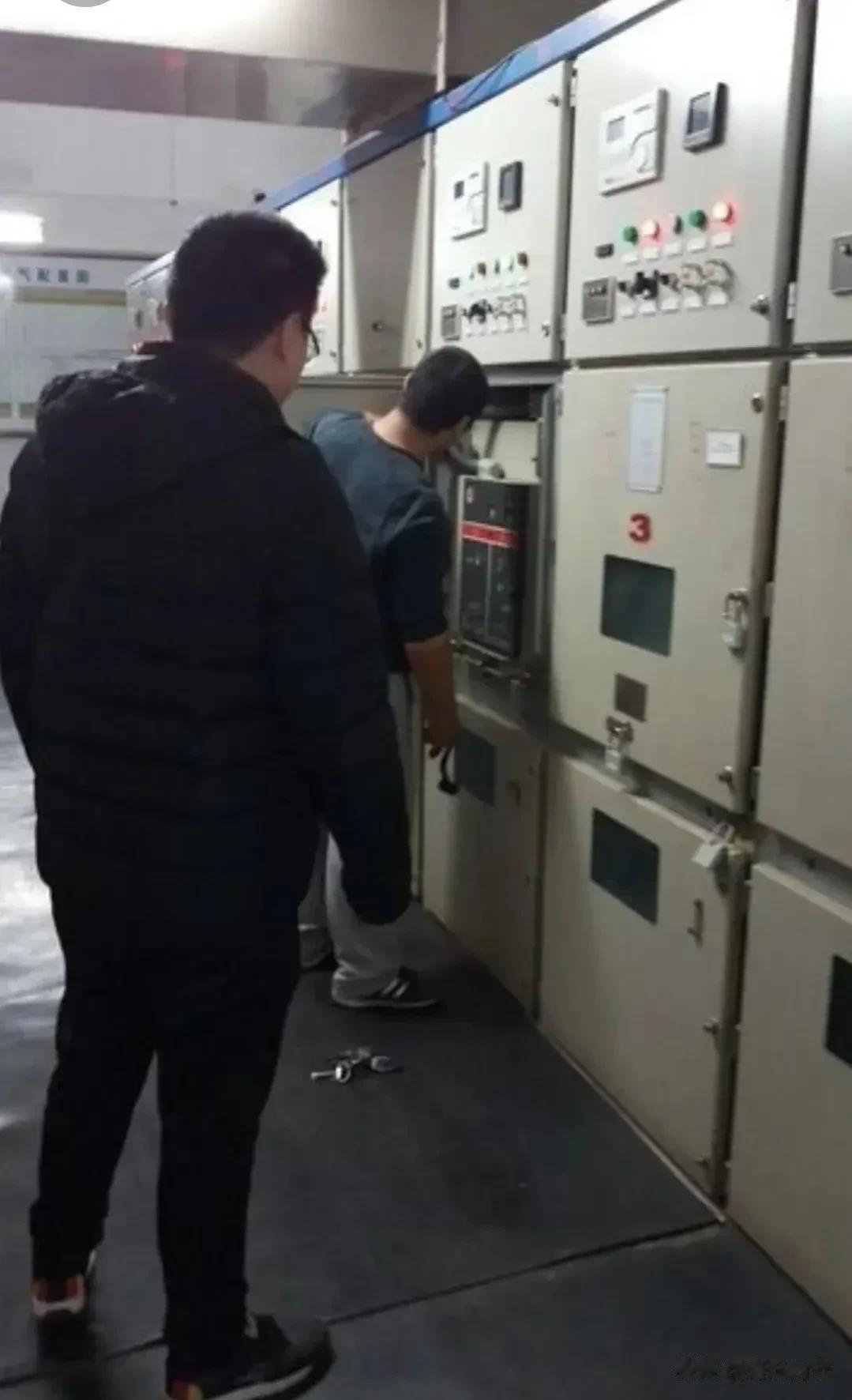 电工这样的操作谁能说出来存在几项违规？
 #爆料#