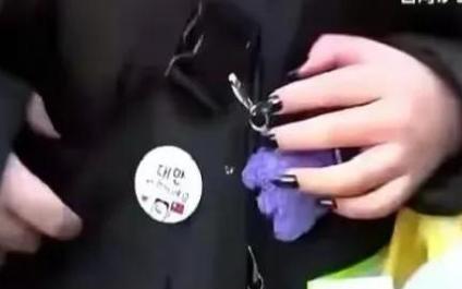 外媒曝出这么一件事！有部分台湾民众出国旅游，生怕外国人把自己当成大陆人，便在胸前