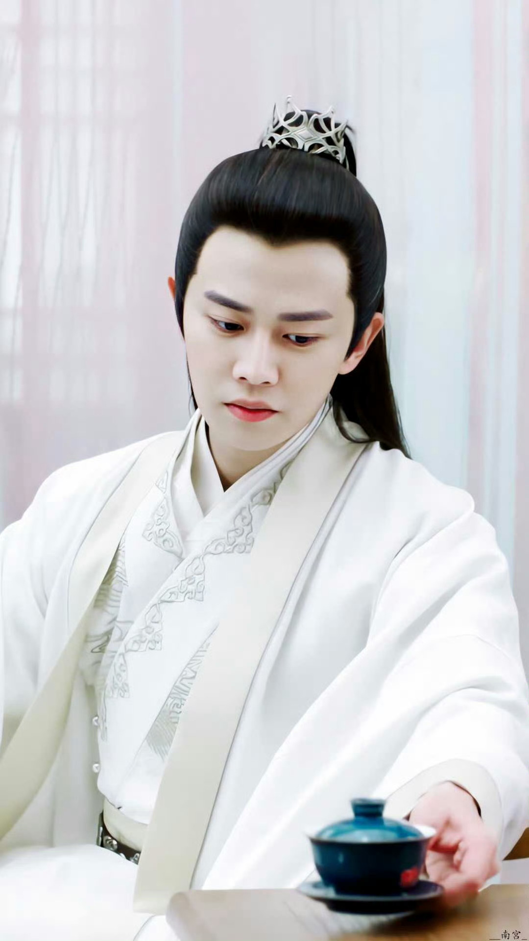 锦衣之下  “我这个人性格就是这么怪，只要是我的人，我想打就打想杀就杀，但是旁人