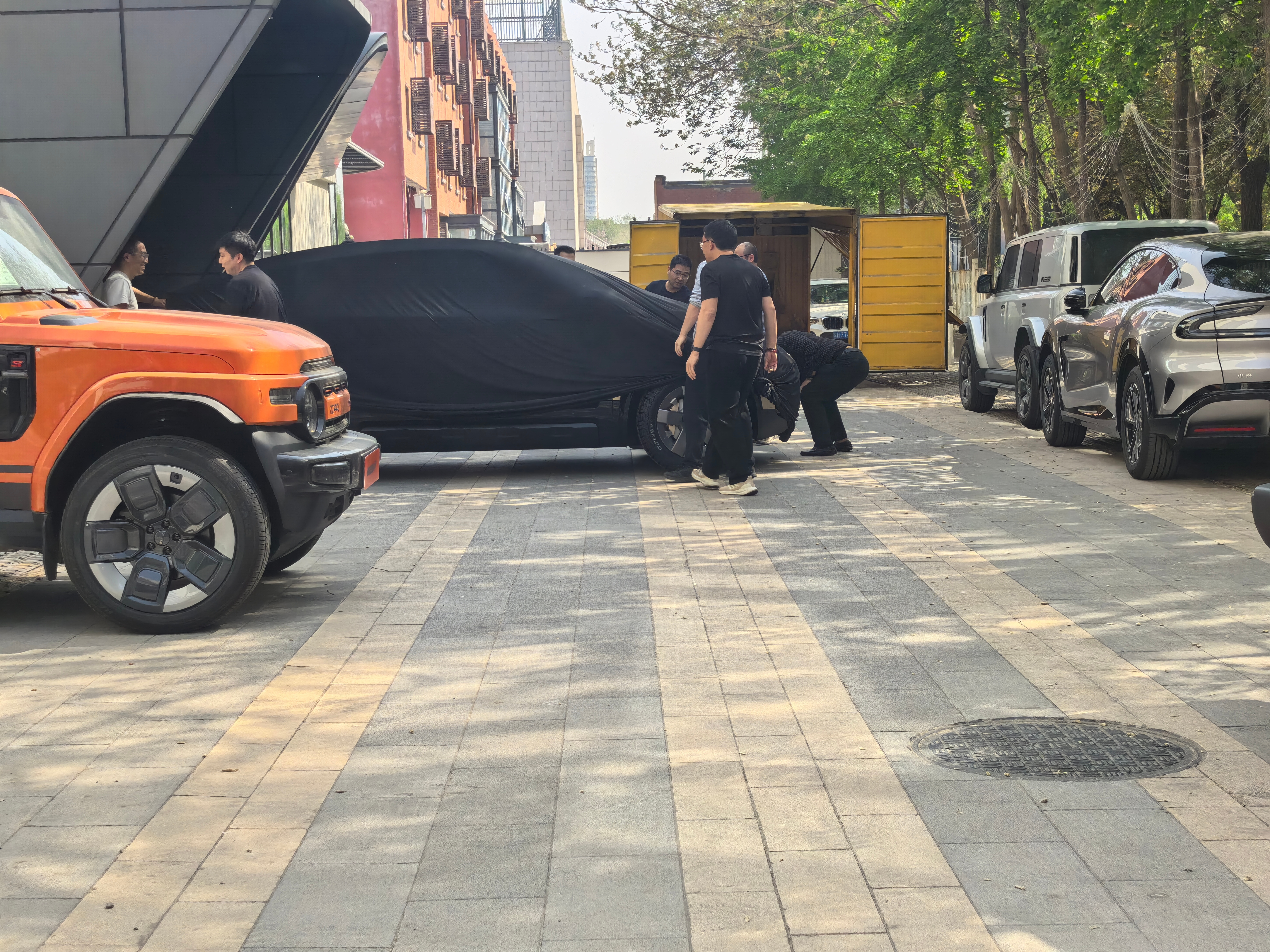 你敢信这是iCAR的伪装车衣图？？？竟然不是方盒子了，是个溜背的姿态、还搭了个越