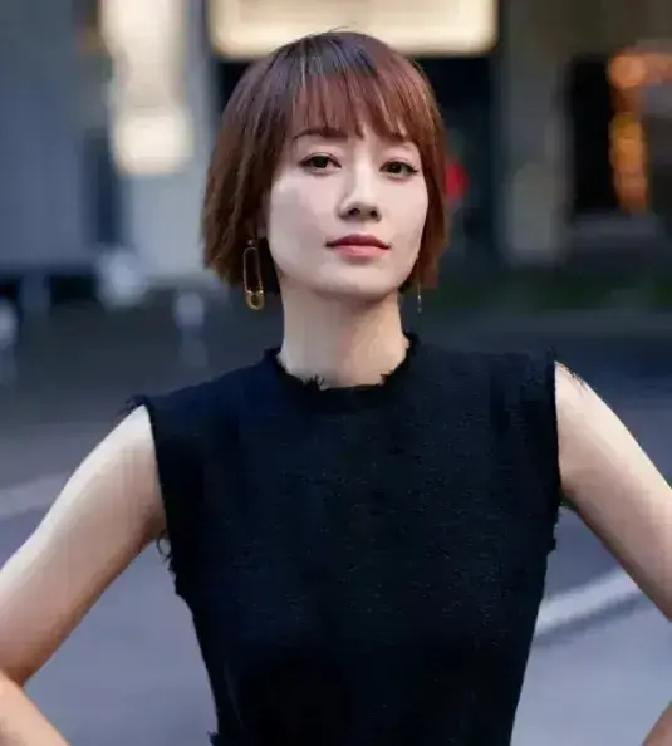 马伊琍刚收工回家，闺蜜就上门要借30万救急。
她听完没点头也没摇头，只让助理先出