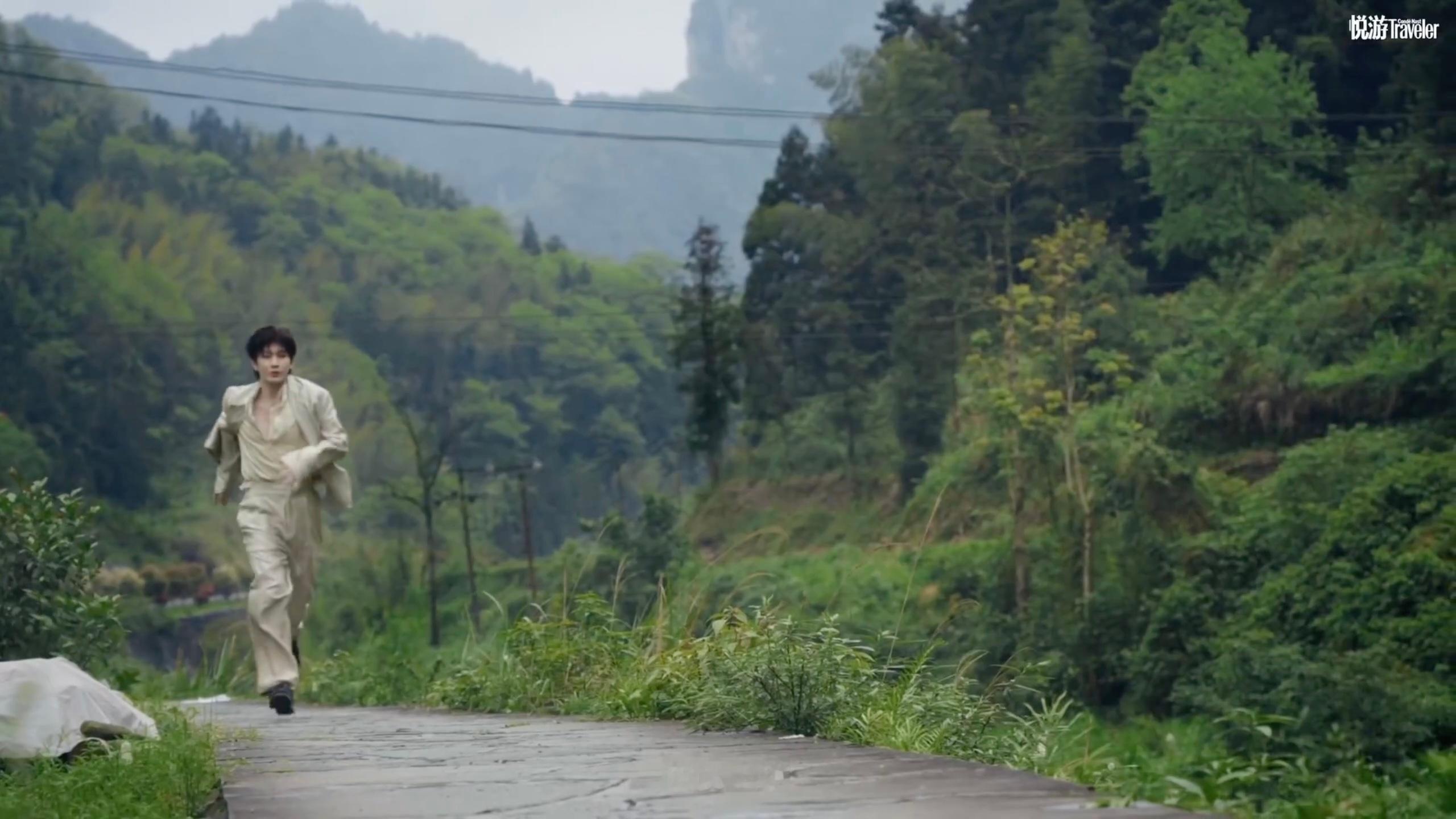 和成毅一起在山野间迎着风奔跑🏃🏻♀️空气一定是甜的！ 