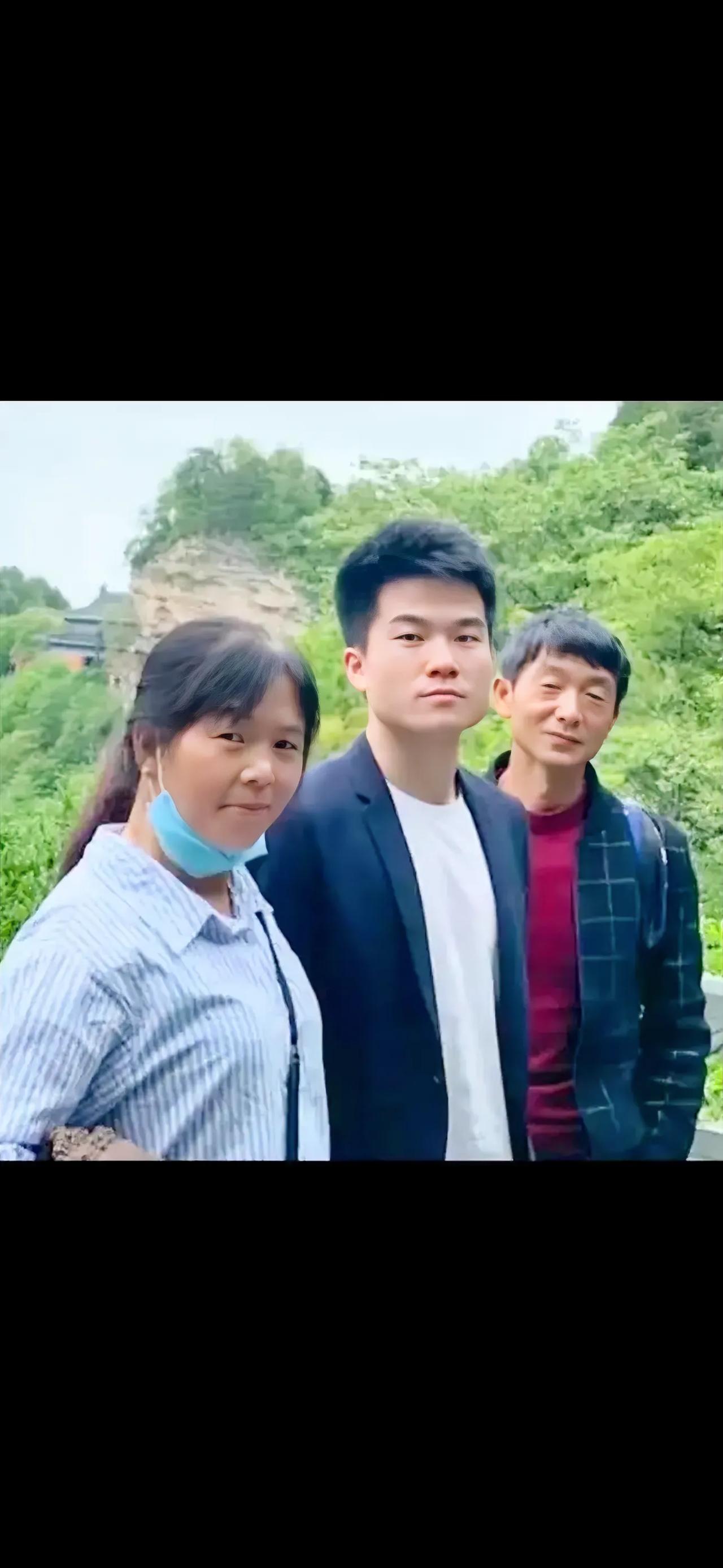 没几个人见过董宇辉的爸妈吧？ 都是朴实人，更像妈妈一点。
