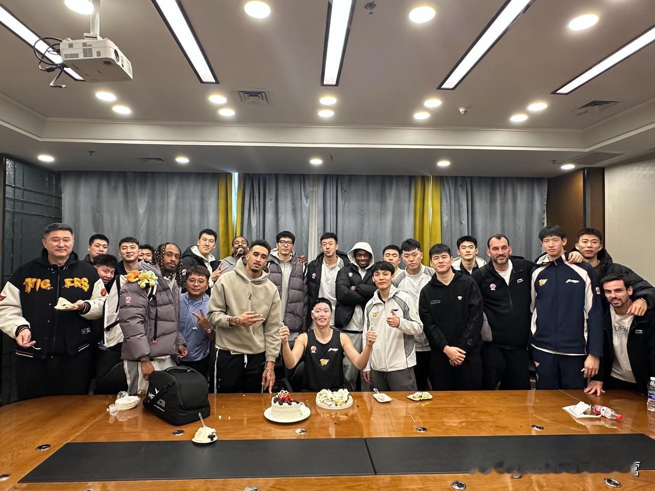 胡队🐯生日快乐，健康涨球！胡明轩 广东宏远