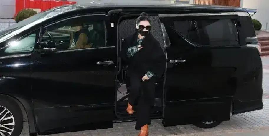 张柏芝又上热搜，这次不是绯闻，是“天降债主”。
 
原告律师开庭前气势汹汹，结果