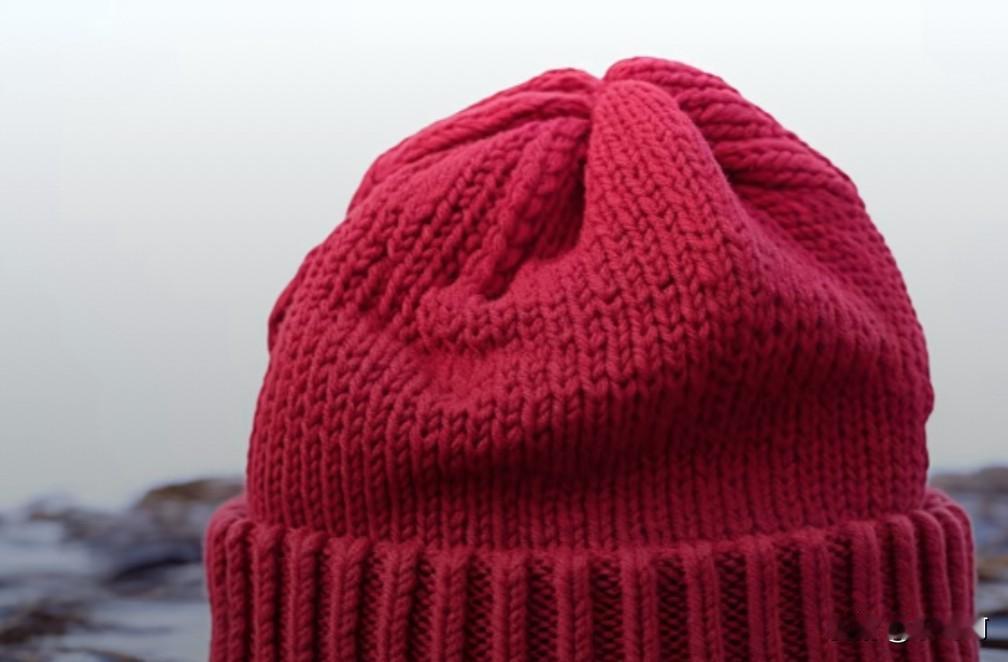 冬天出门
请戴顶帽子、围个围巾
选择质地、材料、厚度
都适宜的帽子和围巾吧

冬