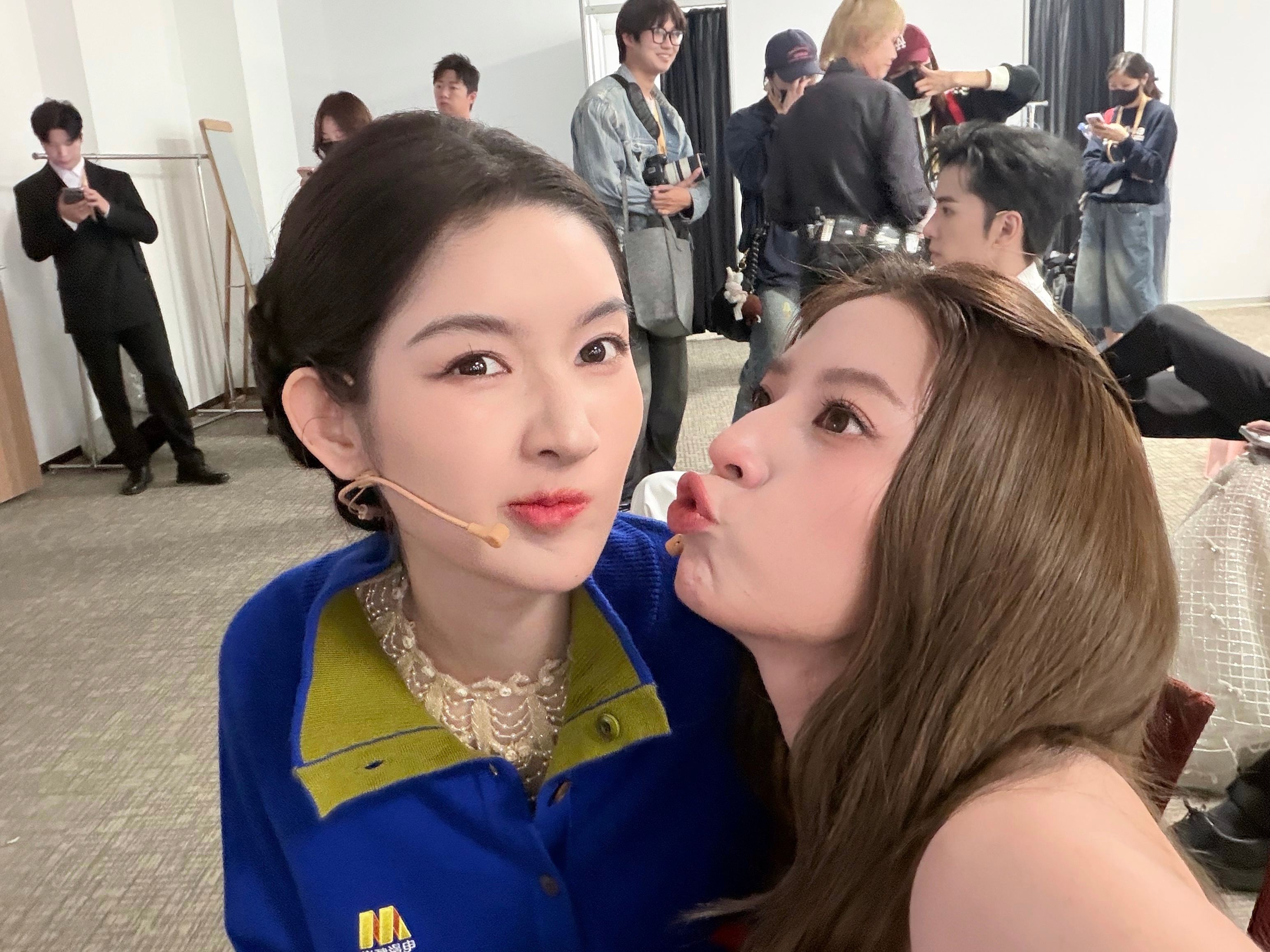 欧阳娣娣晒和王玉雯合照，好漂亮的两位小女孩，搞怪小表情生动可爱，美女贴贴合照真的