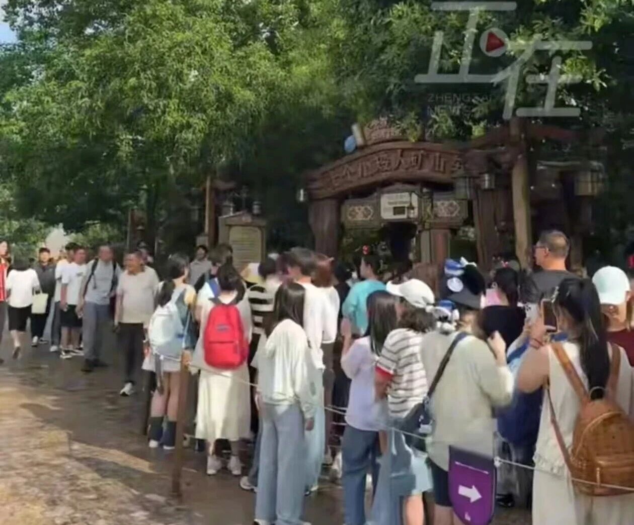 上海迪士尼回应被喊退票【迪士尼早享卡游客大喊退票】6月17日，大量上海迪士尼游客