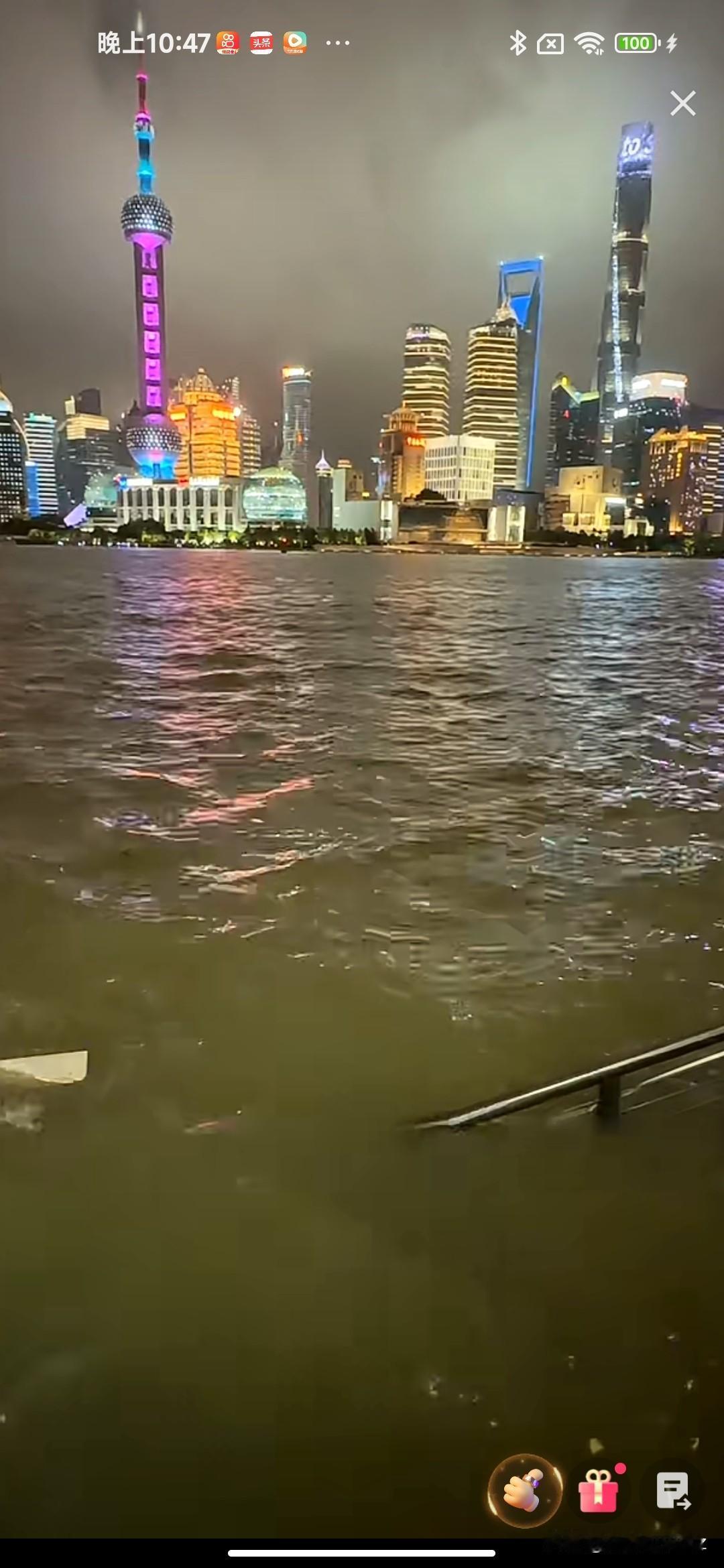 上海夜景真漂亮，水也波光粼粼的。漫步在外滩，江两岸璀璨的灯光交织出梦幻的画卷。东