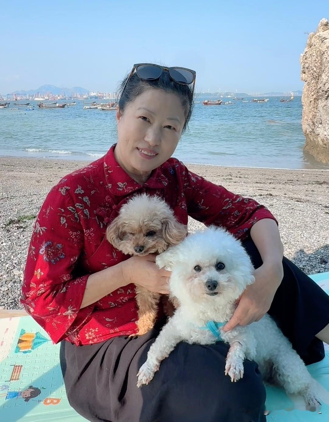 养狗之后，我感觉自己仿佛变了个人。

我今年61岁，家中养了两只可爱的小宠物狗。