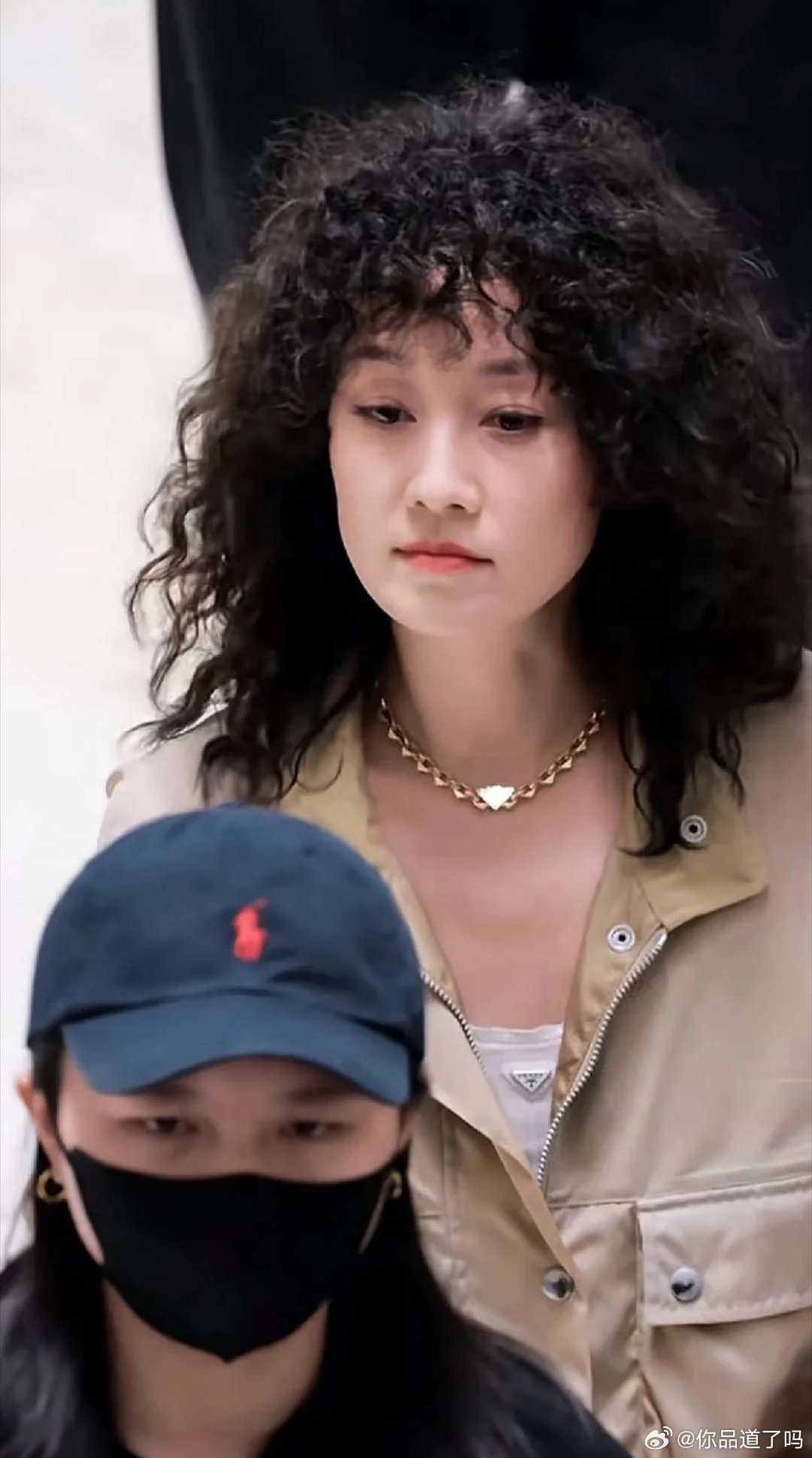 50岁谢金燕状态杀疯！高空落地窗少女感拉满，这身材谁信是半百佳人？26岁邹元清路