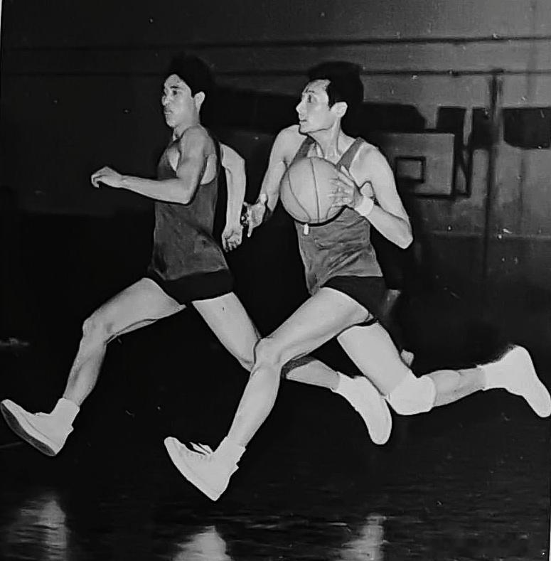 篮球场上起雄兵，能贡山收打冲锋。莫道年旬已过三，军威不减当年勇。——赞河北男篮名