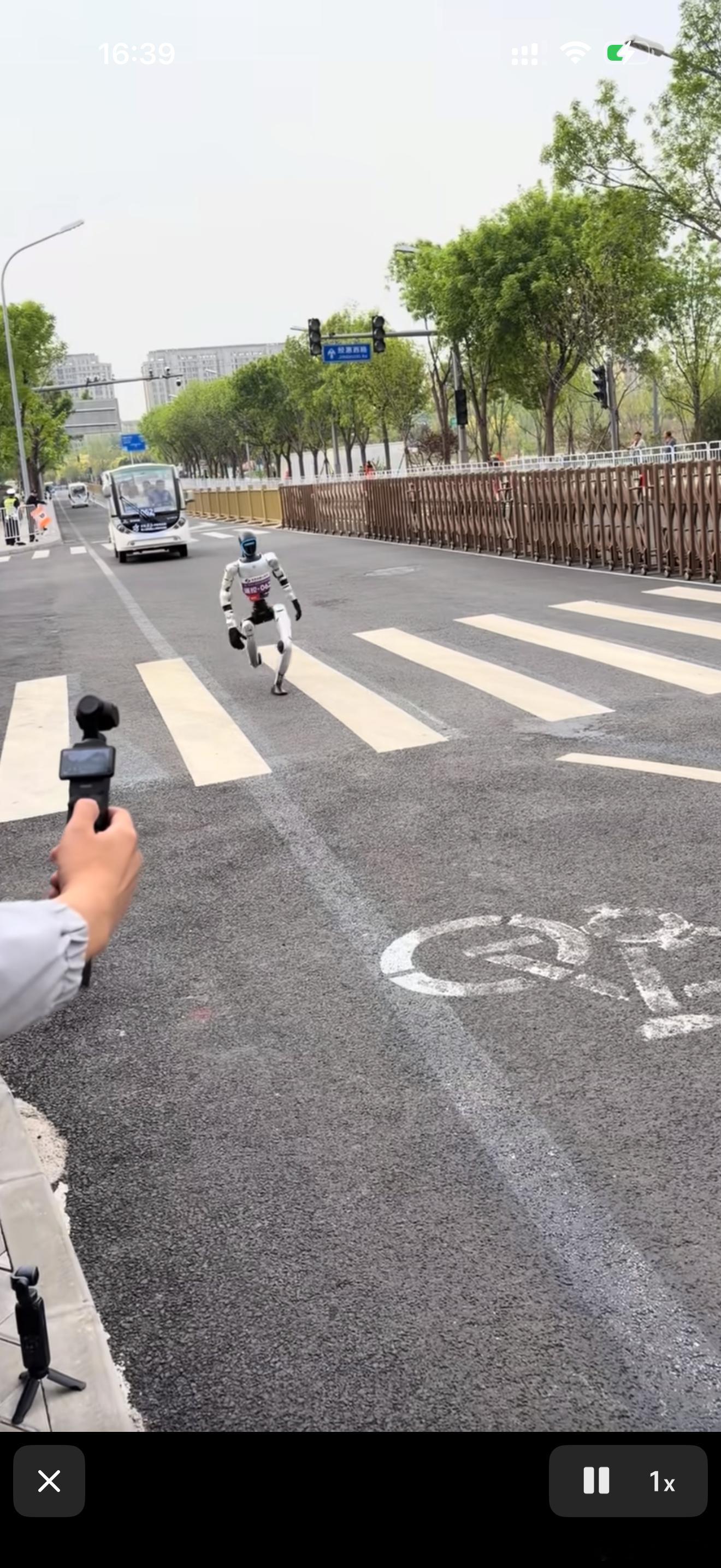 小李飞车 我们的机器人都能跑马拉松了，马斯克的机器人刚刚会打爆米花，你说这差距得