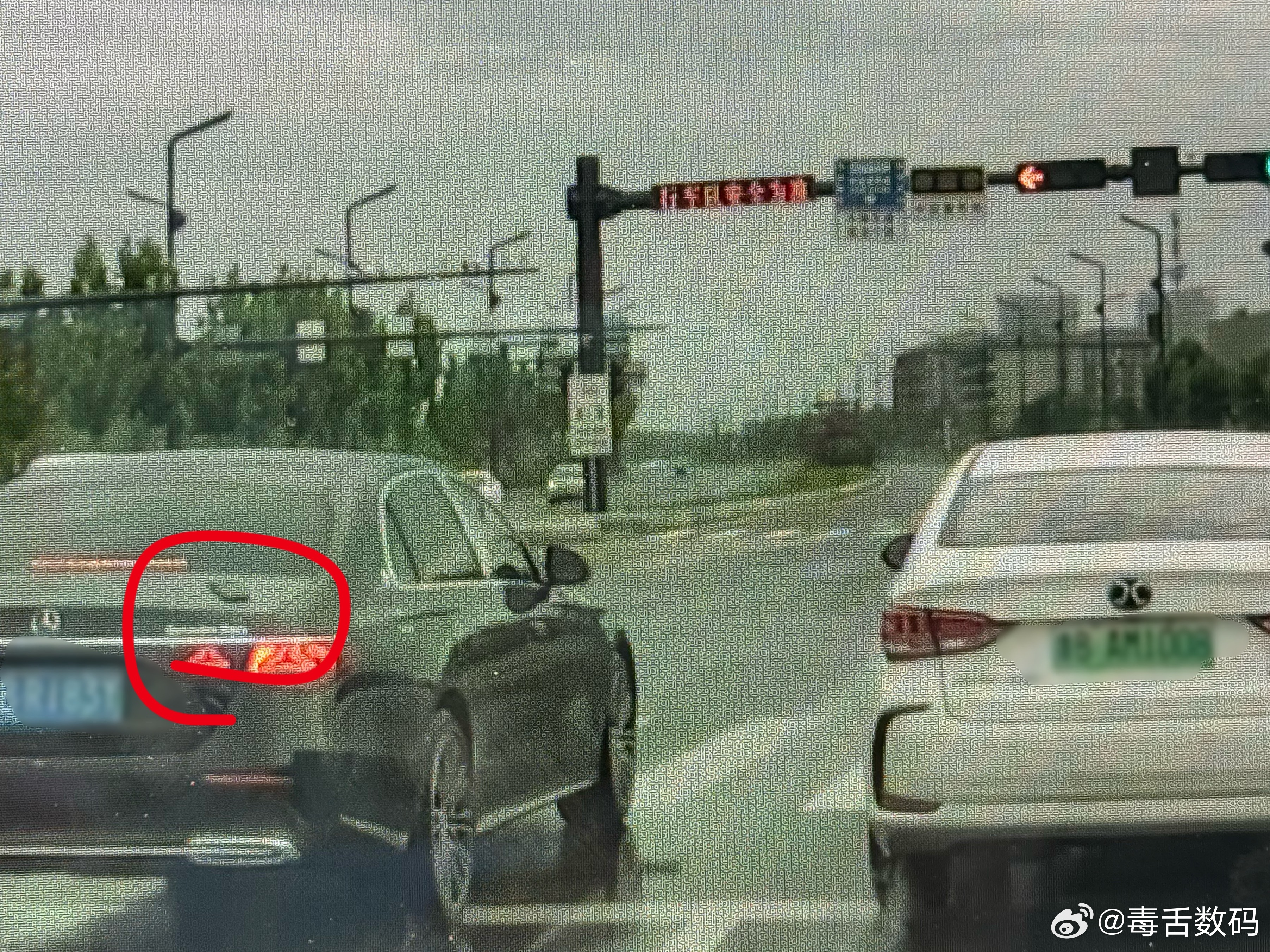 笑死，前面一辆奔驰车主，车后面贴了一个iPhone的模型。后面大哥以为前车手机掉