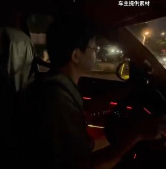 这单特殊代驾成为高阶辅助驾驶的真实街头样本，全程车辆自主完成避障、通行、自动入库
