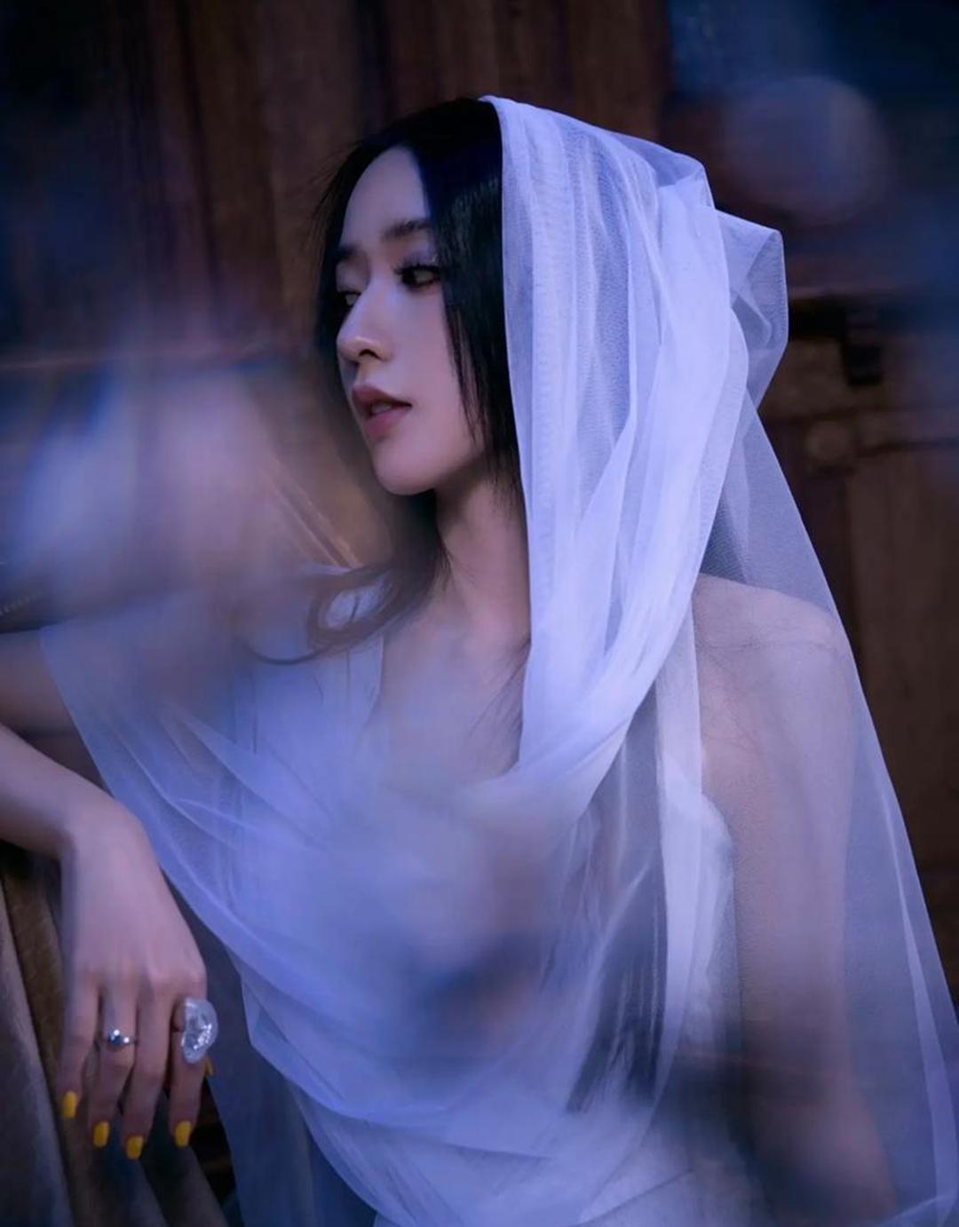 她没签公司，但全网都当她签了。
海报是AI拼的，她连发四条“没签”，评论区摆手表