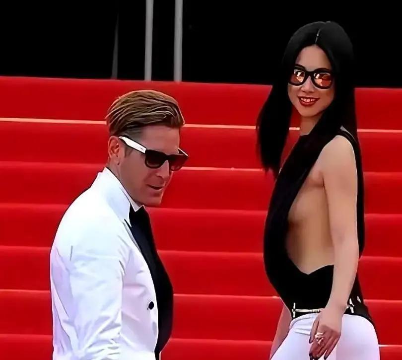 朱珠刚走完戛纳红毯，礼服开衩到大腿根，腰侧还挖空一块。

外媒镜头怼脸拍，她笑得