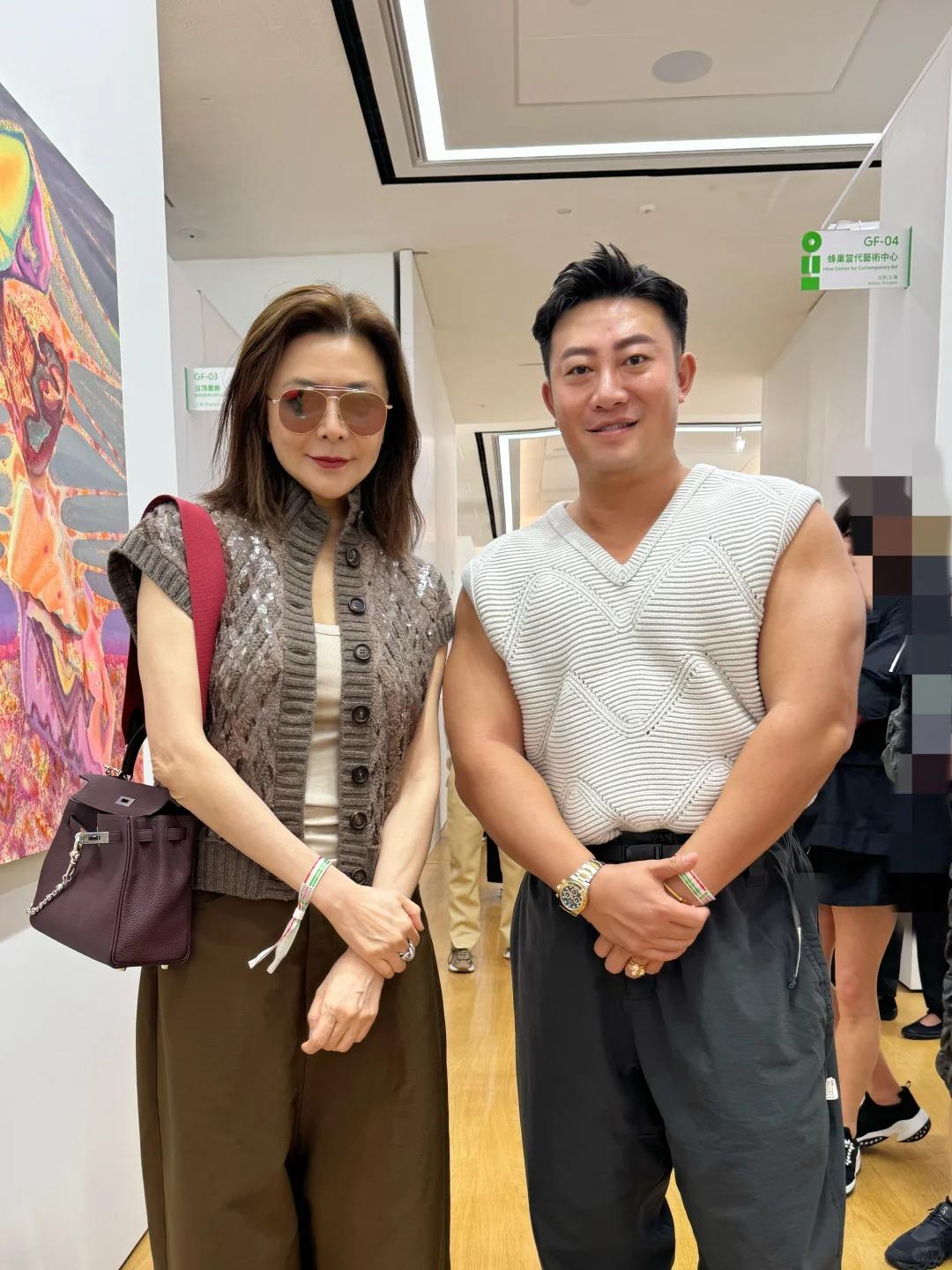 关之琳厉害了！被网友抓拍去逛街买买买。这才是真“富婆的退休生活”吧？只见她一身休