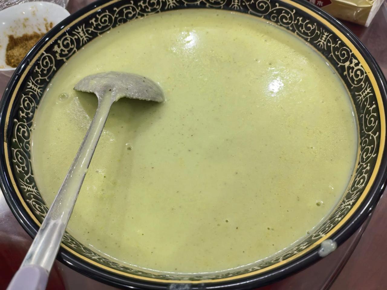 云南人的特色美食，我家的晚餐。友友们猜猜这是用什么做成的？