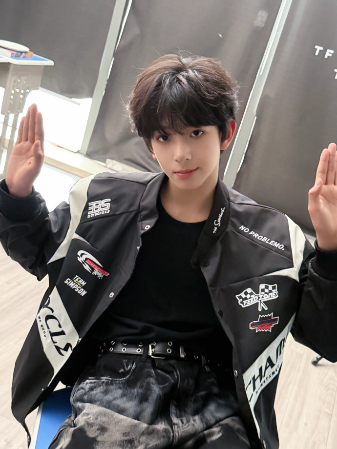 陈浚铭送一颗手搓爱心陈浚铭送一颗手搓爱心给你们机车服+贝雷帽粉毛衣反差感拉满！又