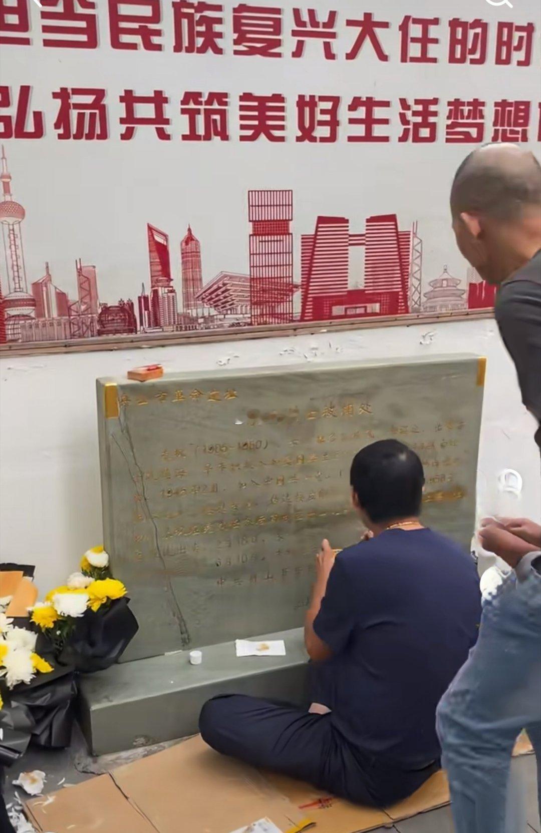 舟山沈家门，朱枫烈士被捕处。当地街道在修缮其纪念碑，碑前放满了市民自发献的鲜花。