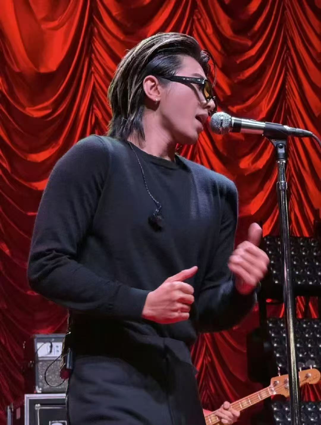 蔡徐坤紧身衣肌肉蔡徐坤彩排也太能打了！状态全开气息超稳，实力唱功肉眼可见，每一句