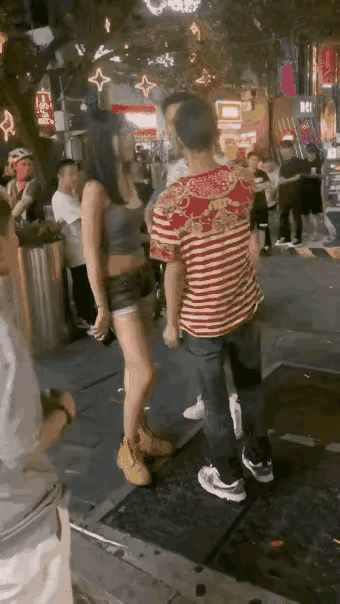 夫妻同心，其利断金，这对男女也许是夫妻关系，也许是朋友关系，但是在关键时刻，这个