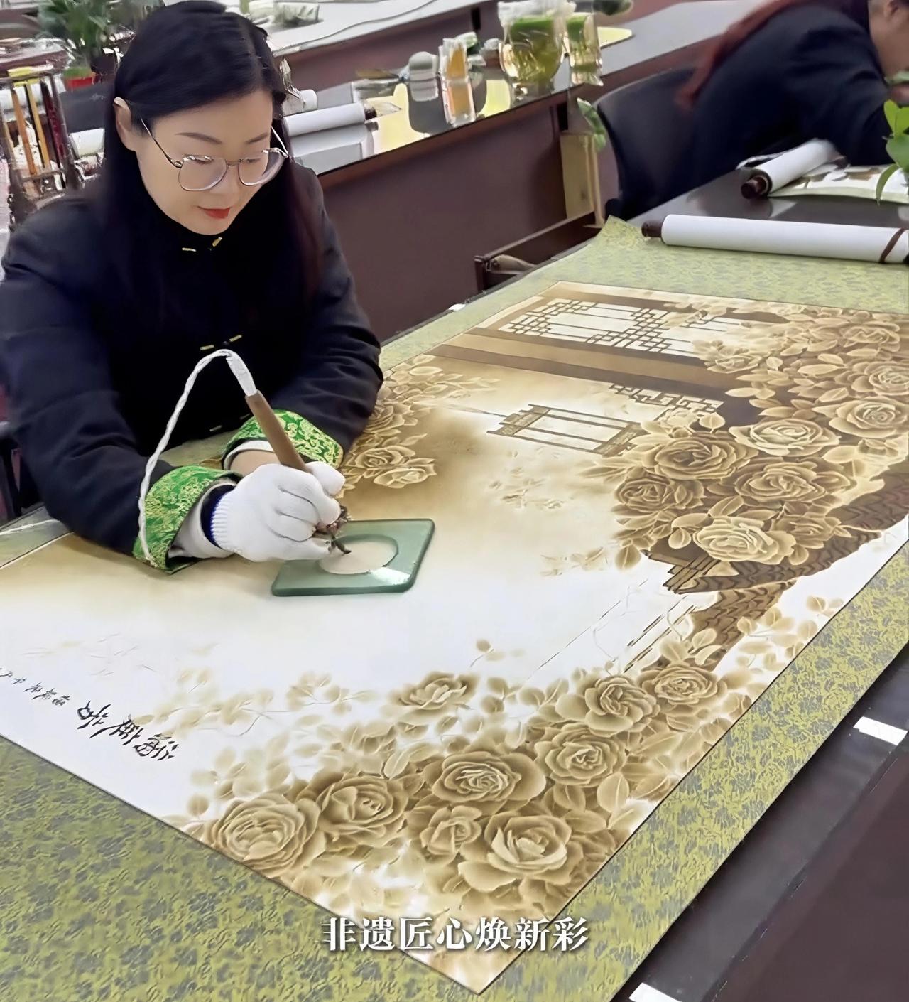 你绝对想不到，用烧红的铁笔在木板上"玩火"，竟能画出惊艳世界的月季花！

这就是