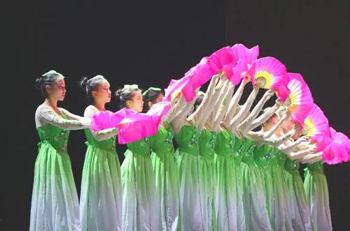 歌舞助兴天下醉
（首发）
东风暖吹春波皱，
满眼春光柳与梅。
鸳鸯戏水体姿柔，