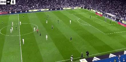 贝林厄姆这一下，把整个皇马的心都拽停了。
开场才9分钟。他像往常一样带球冲锋，身