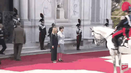 怎么滴？就是不握！日本首相搞事糟苗不停地伸手，意大利总理梅洛尼一直无视，不停地说