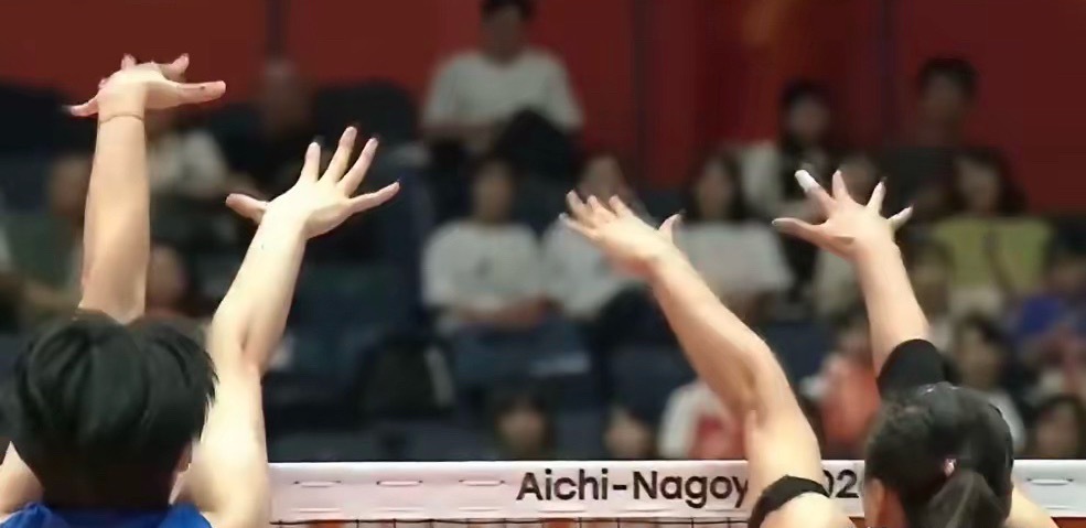 中国女排第二局终于是拿下了，一路跌跌撞撞总算是赢了第二局，感觉领先那么多分，还是