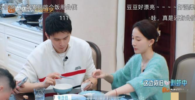 孙杨一家人在家里吃饭还用公筷，而且是每道菜旁边都放了一双公筷。
 
大家说话也都