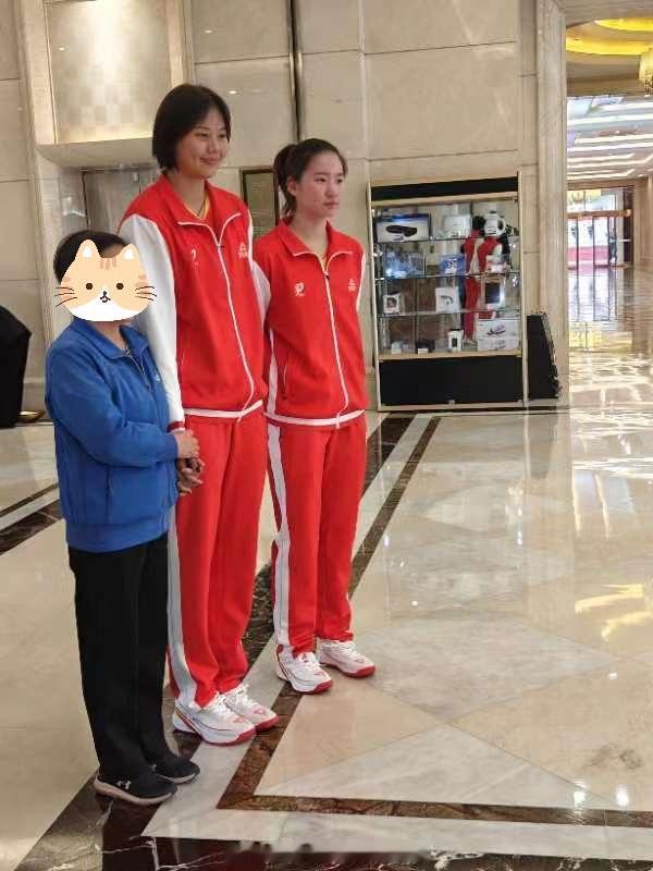 #龚翔宇#参加排超全明星比赛的球员们已经到达了临沂，刚出站的龚翔宇还戴了个围脖，