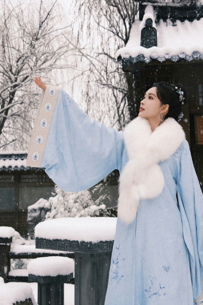 #孟子义片场雪景照# 孟子义《九重紫》片场雪景照，这套蓝色衣服和雪景真的好配好漂