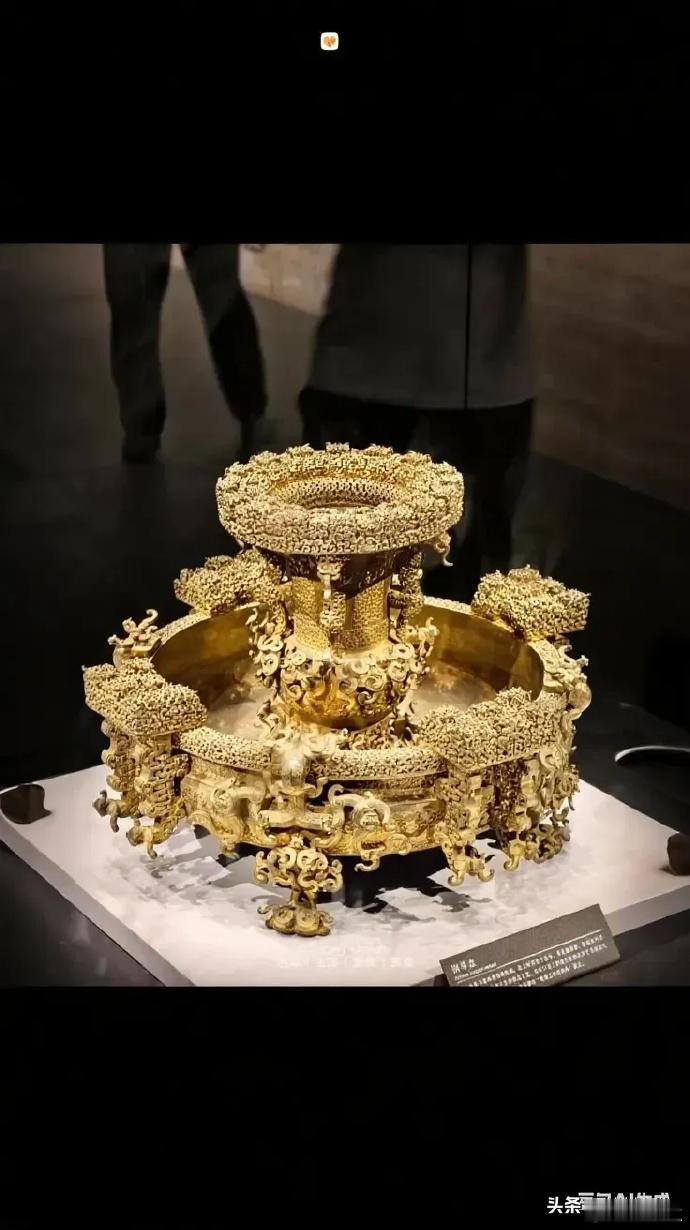 青铜器一开始原来是金色的 原来青色不是青铜器的本色！时光慢慢改变了它的模样，最初