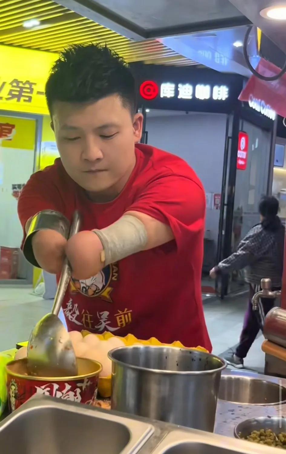 看看这样的画面！健全人还有什么理由不努力？

小伙子没有双手却能创造双手自食其力