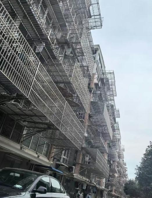 这是什么地方的习俗？防盗网这么夸张，这是在和邻居斗气。
防盗网除了防盗的作用，还