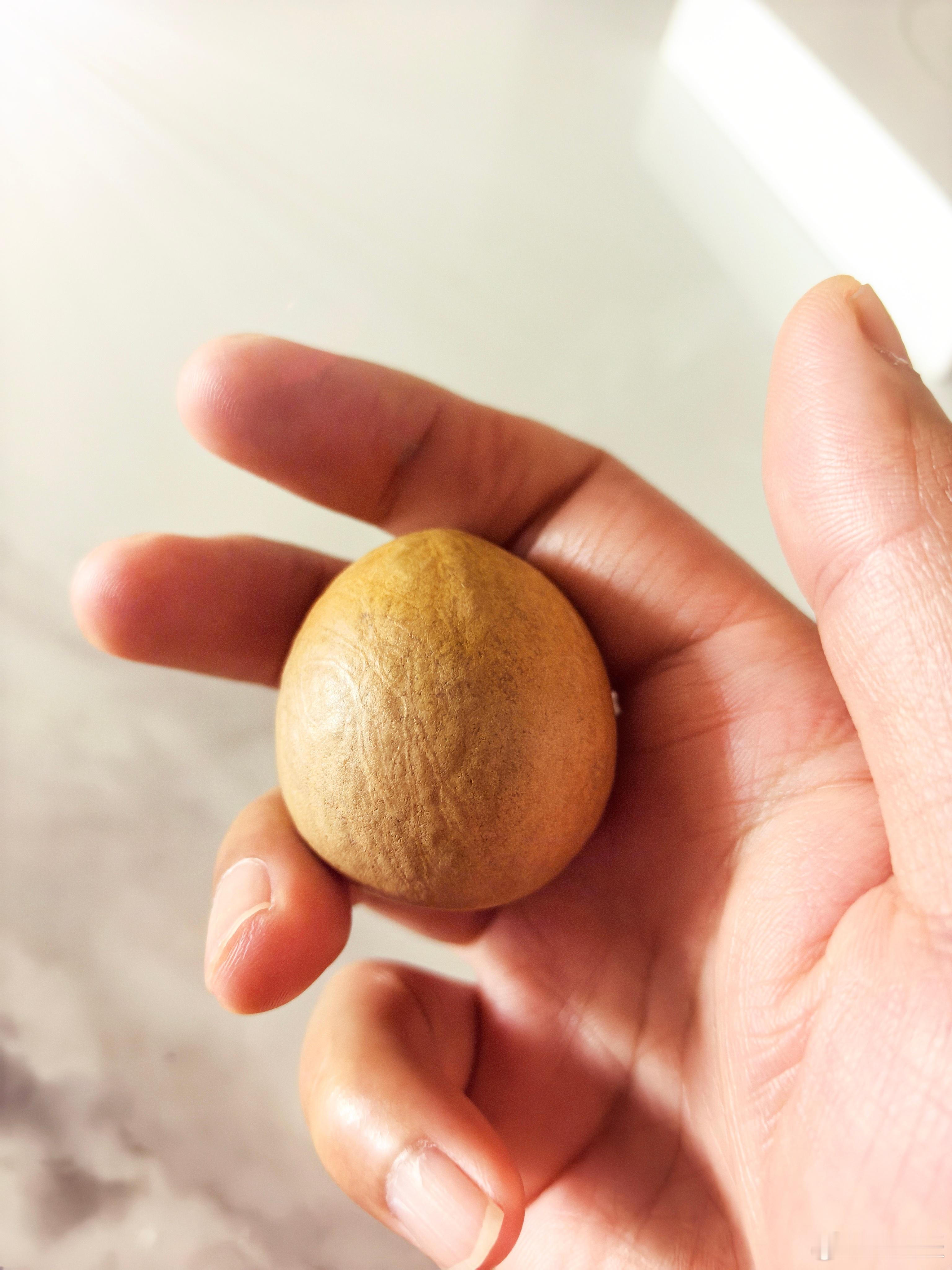 刚给娃开牛油果，发现核的品相还挺好，不盘怪可惜的。上网搜了下，还真能盘，而且不仅