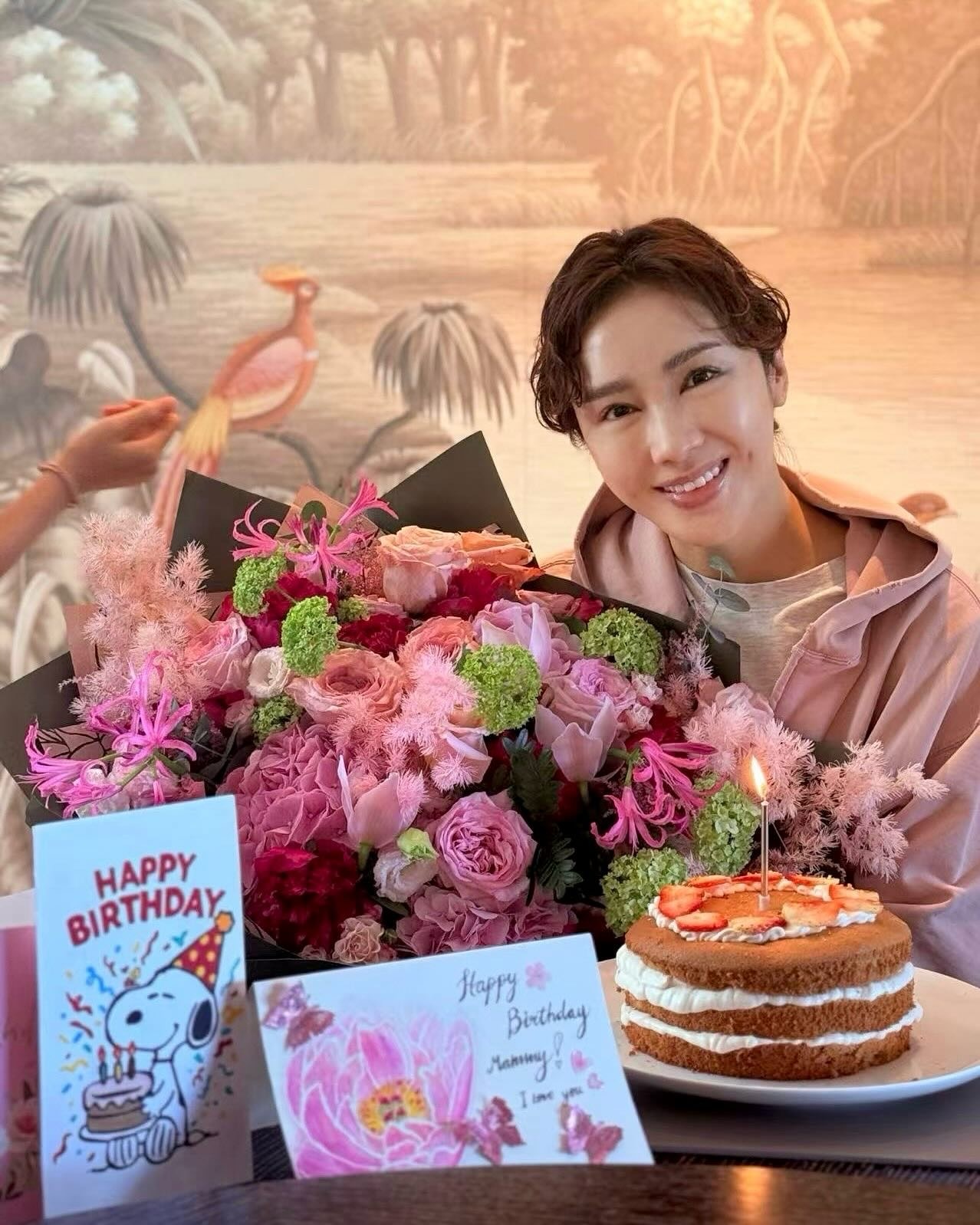 黎姿54岁生日，蛋糕和生日卡是女儿亲手做的。🎉 ​​​