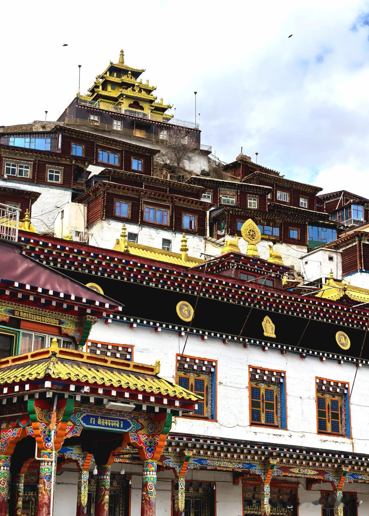 在藏区，作为藏传佛教文化传承重要载体的寺院无处不在，仅白玉县境内，就有各类藏传佛