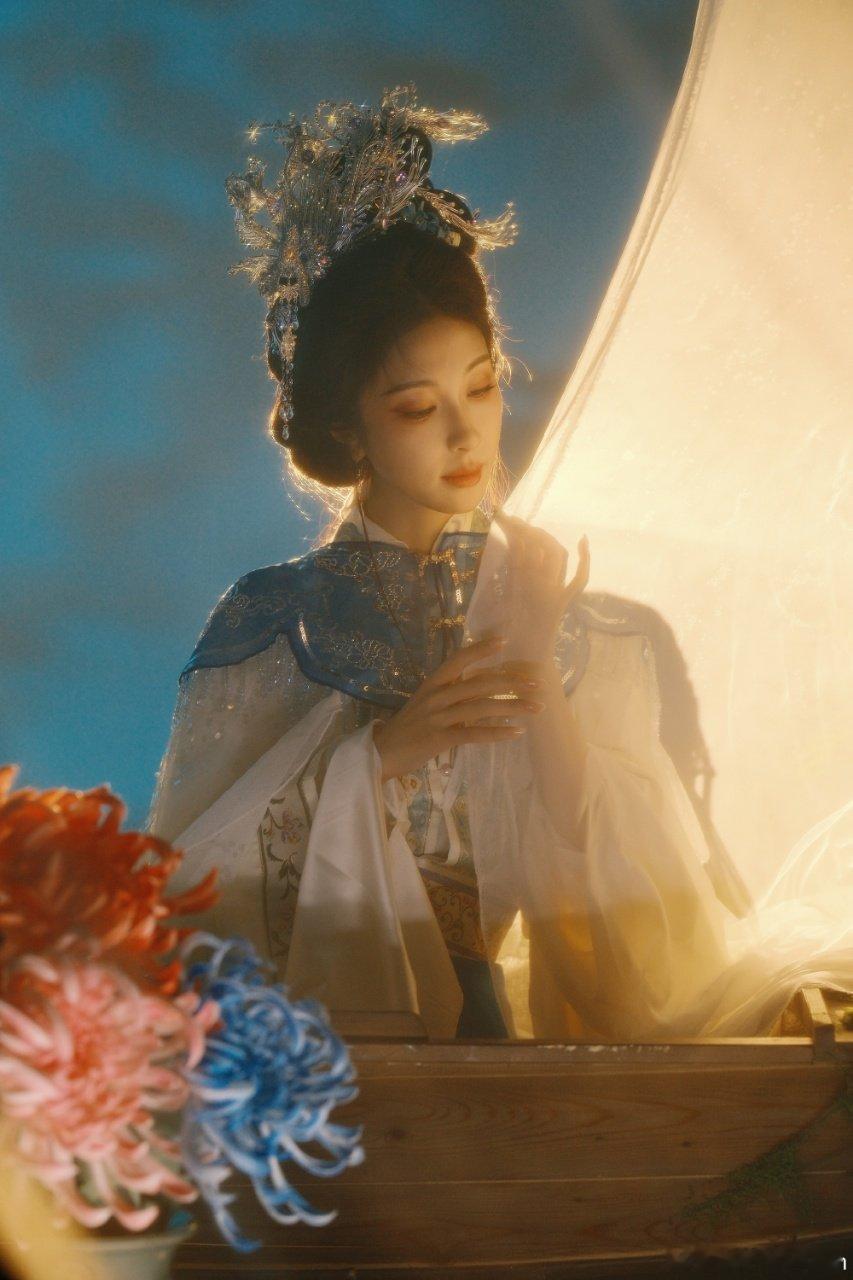 张小婉人生妆造出现了张小婉神图有了张小婉这组古风造型直接封神！银凤冠搭配蓝白古装