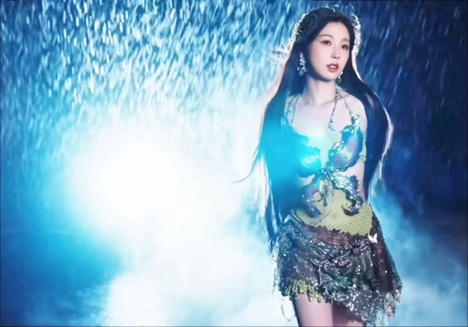 “某年某月某个星期几，某时某地你为我淋雨。” 